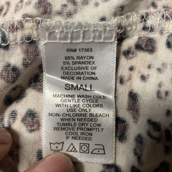 Women’s Ellen Tracy Company Fauz Animal cheetah print Sz small short sleeve - Picture 4 of 4